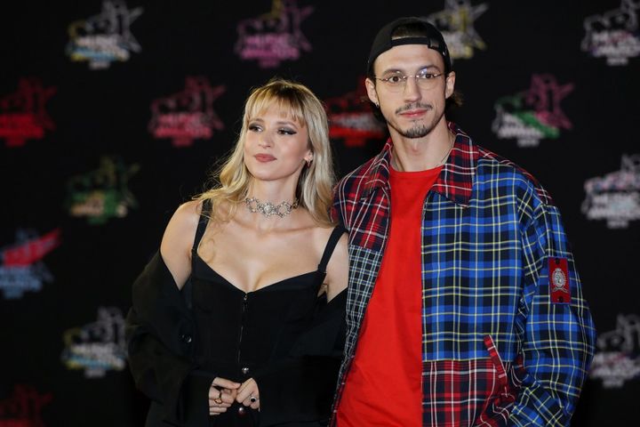 La chanteuse belge Angèle et son frère, le rappeur Roméo Elvis, lors des NRJ Music Awards le 9 novembre 2019. (VALERY HACHE / AFP)