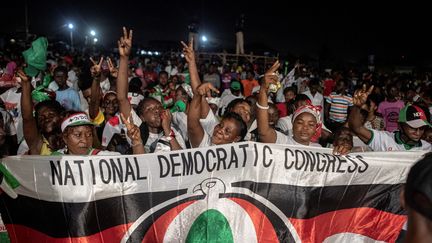 &nbsp;Supporteurs du parti National Démocratic Congress, lors du dernier meeting de John Mahama. Les Ghanéens sont appelés aux urnes le 7 décembre 2020 pour désigner président et députés. Accra, le 5 décembre 2020. (CRISTINA ALDEHUELA / AFP)