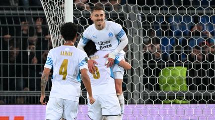 Valentin Rongier dans les bras de ses coéquipiers après son but contre Bâle, le 17 mars 2022 au St. Jakob Park. (FABRICE COFFRINI / AFP)