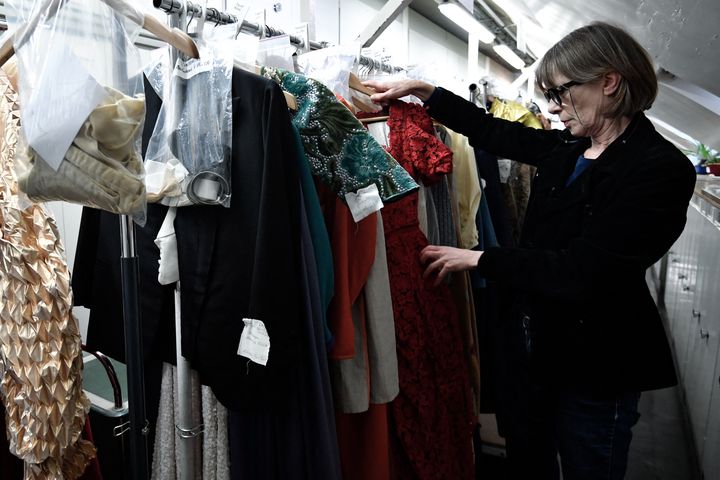 Sylvie Lombart,&nbsp;directrice des services de l'habillement de la Comédie-Française,&nbsp;manipulant les costumes. (ALAIN JOCARD / AFP)