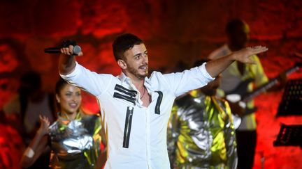 Le chanteur marocain Saad Lamjarred lors d'un concert au festival international de Carthage (Tunisie), le 30 juillet 2016. (FETHI BELAID / AFP)