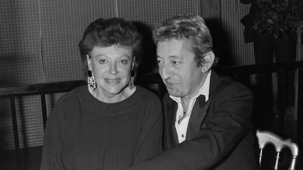 Régine et Serge Gainsbourg au "Palace" à Paris le 24 octobre 1984 (PIERRE GUILLAUD / AFP)