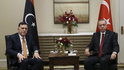 Le chef du gouvernement d'union national de Libye (GNA), Fayez al-Sarraj (G) rencontre le président turc, Recep Tayyip Erdogan (D), lors de la 74e session de l'Assemblée générale des Nations Unies à New York,le 25 septembre 2019. (MURAT KULA / ANADOLU AGENCY)