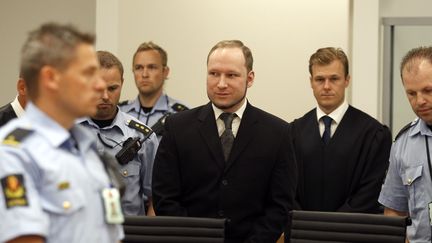 Anders Breivik arrive, tout sourire, au tribunal d'Oslo pour le verdict, le 24 ao&ucirc;t 2012. (STOYAN NENOV / REUTERS)