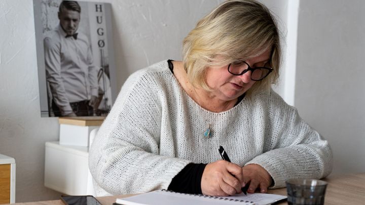 Nathalie Bardel dans sa maison à La Motte (Var), le 18 avril 2023. (FLORENCE MOREL / FRANCEINFO)