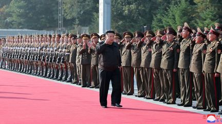 Le dictateur nord-coréen, Kim Jong-un, effectue une visite au quartier général du 2e corps de son armée le 18 octobre 2024. (KCNA VIA KNS / AFP)