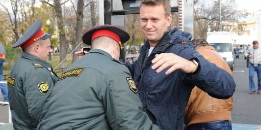 Square Bolotnaya, Moscou, le 22 octobre 2011. Alexei Navalny fouillé après sa participation à un rassemblement nationaliste. (ILIYA PITALEV/RIA NOVOSTI)