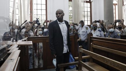 Zandile Christmas Mafe, principal suspect dans l'incendie du Parlement sud-africain, arrive au tribunal au Cap, le 11 janvier 2022. (GIANLUIGI GUERCIA / AFP)