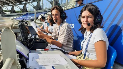 Les bénévoles en plein audio-description des épreuves des championnats du monde de para-athlétisme, au stade Charléty, à Paris. (GUILLAUME BATTIN / RADIO FRANCE)