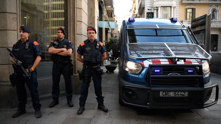 Des Mossos, des policiers catalans, montent la garde, le 23 septembre 2017, à Barcelone (Espagne) (LLUIS GENE / AFP)