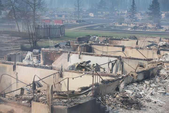 Des maisons détruites par les flammes, à Fort McMurray, Canada, vendredi 6 mai 2016.&nbsp; (SCOTT OLSON / GETTY IMAGES NORTH AMERICA / AFP)