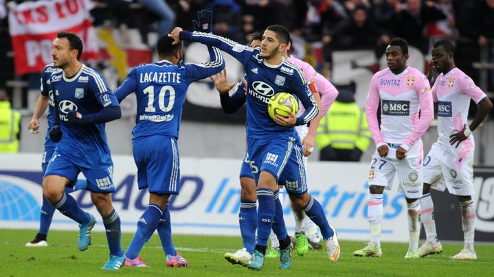 Buteur, le Lyonnais Yassine Benzia est f&eacute;licit&eacute; par ses co&eacute;quipiers, dimanche 7 d&eacute;cembre au Parc des sports d'Annecy (Haute-Savoie). (JEAN-PIERRE CLATOT / AFP)