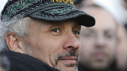 Serge Charnay le 18 f&eacute;vrier 2013 &agrave; Nantes, &agrave; sa descente de la grue qu'il a occup&eacute;e pendant trois nuits pour demander le droit de visite &agrave; son fils. (JEAN-SEBASTIEN EVRARD / AFP)