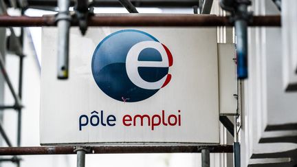 Une agence Pôle emploi à Paris, le 3 décembre 2021. (XOSE BOUZAS / HANS LUCAS / AFP)