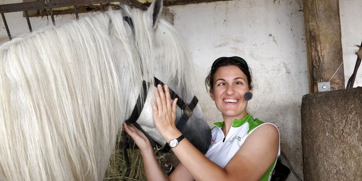 Laetitia Bernard, journaliste à Radio France, lors d'une étape du Tour de France 2019, en tandem, a visité une écurie au col du Tourmalet (Hautes-Pyrénées), le 5 juillet 2019. (NICOLAS MATHIAS / FRANCE-INFO)