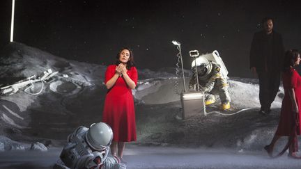 "La Bohème" de Puccini à l'Opéra Bastille. Ici Sonya Yoncheva (Mimi) et Atalla Ayan (Rodolfo). La deuxième Mimi est un double.
 (Bernd Uhlig / Opéra national de Paris)