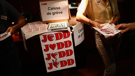 Rassemblement en soutien au "Journal du dimanche", mardi 27 juin 2023 à Paris. (CHRISTOPHE ARCHAMBAULT / AFP)