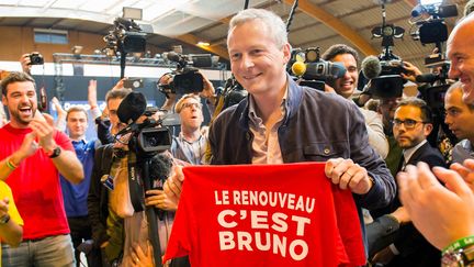 Bruno Le Maire, candidat &agrave; la pr&eacute;sidence de l'UMP, brandit un tee-shirt barr&eacute; de son slogan de campagne, lors du&nbsp;campus des Jeunes Pop, le mouvement de jeunesse de l'UMP, au&nbsp;Touquet (Pas-de-Calais), le 30 ao&ucirc;t 2014. (PHILILPPE HUGUEN / AFP)