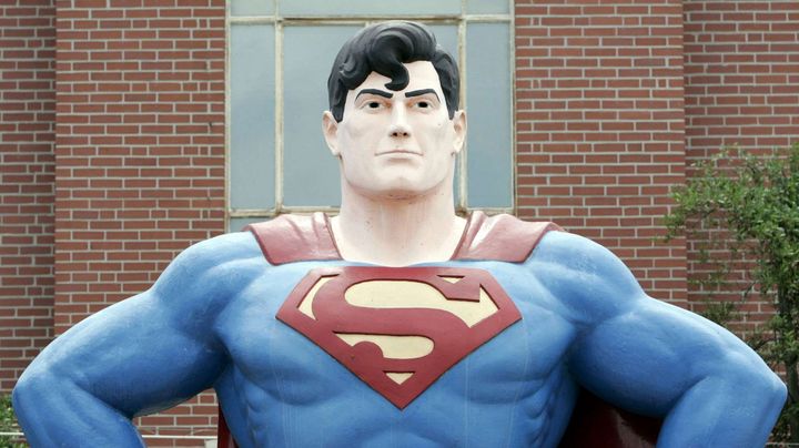 Une statue de bronze de 4,75 m&egrave;tres de haut &agrave; la gloire de Superman, dans la ville de Metropolis (Illinois, Etats-Unis). (JAMES A. FINLEY / AP / SIPA)