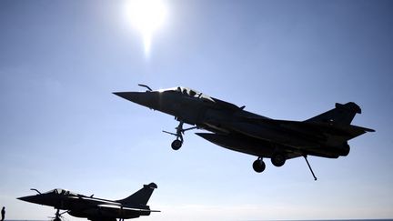 Des Rafale français sur le&nbsp;porte-avions Charles-de-Gaulle, en Méditerranée, le 9 décembre 2016.&nbsp;&nbsp; (STEPHANE DE SAKUTIN / POOL / AFP)