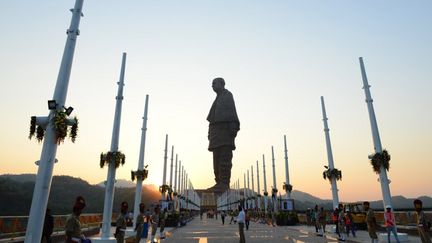 Le corps massif du vieil homme en habits traditionnels indiens est composé de 180&nbsp;000&nbsp;m3 de ciment et 1&nbsp;700&nbsp;tonnes de bronze. (SAM PANTHAKY / AFP)