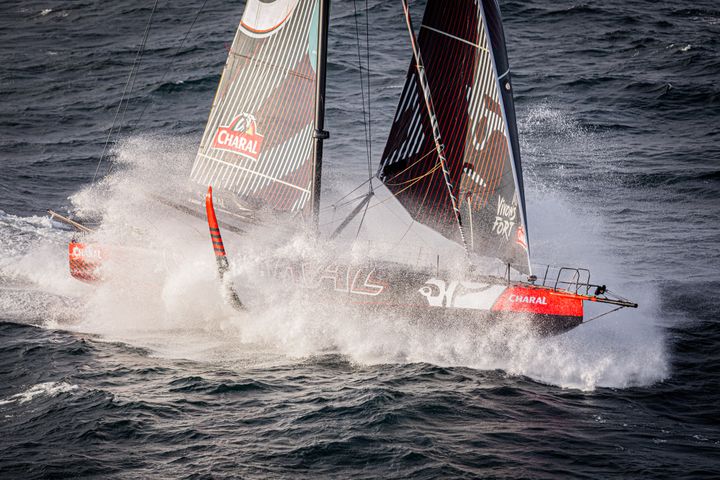 L'Imoca Charal de Jérémie Beyou en mer. (ELOI STICHELBAUT / POLARYSE - CHARAL)