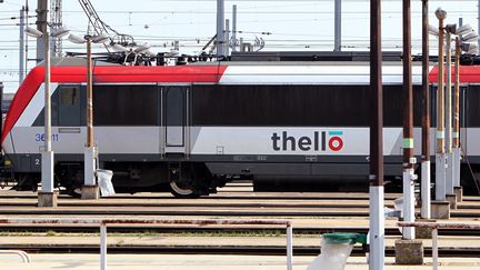 Un train Thello, en mars 2012 à&nbsp;Villeneuve-Saint-Georges (Val-de-Marne). (KENZO TRIBOUILLARD / AFP)