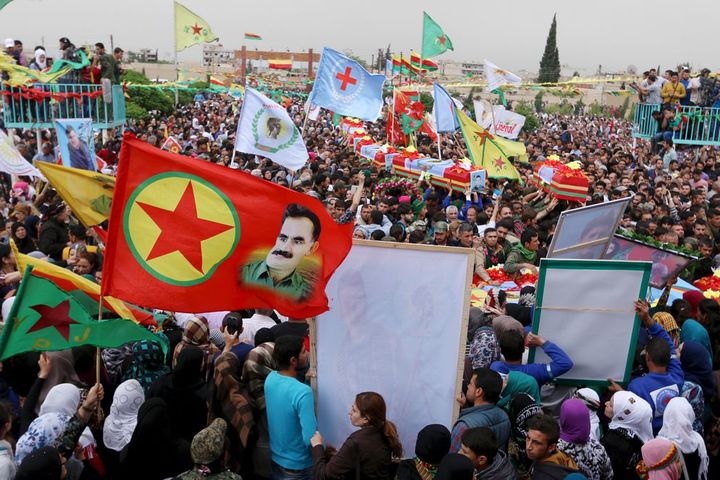 ​Une femme tient un drapeau représentant Abdullah Ocalan, le chef du PKK, emprisonné en Turquie, le 27 avril 2016, à Qamishli, au nord-est de la Syrie. (REUTERS / Rodi Said)