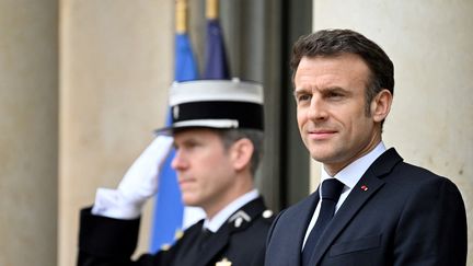 Le président français Emmanuel Macron attend d'accueillir le Premier ministre britannique à l'occasion du 36e sommet bilatéral franco-britannique à l'Elysée, le 10 mars 2023. (EMMANUEL DUNAND / AFP)