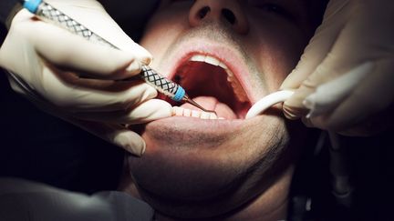 Une consultation&nbsp;chez un dentiste. Photo d'illustration. (MICHAEL EDWARDS / DIGITAL VISION / GETTY IMAGES)