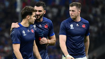 Charles Ollivon (au milieu), Damian Penaud (à gauche) et Thibaud Flament (à droite) à l'issue de la victoire record contre la Namibie, à Marseille le 21 septezmbre 2023. (CHRISTOPHE SIMON / AFP)