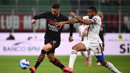 Ici à la lutte avec Gleison Bremer, Olivier Giroud a inscrit l'unique but de la rencontre face au Torino, le mardi 26 octobre 2021. (MARCO BERTORELLO / AFP)