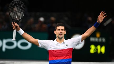 Le Serbe Novak Djokovic heureux et soulagé d'avoir remporté pour la sixième fois de sa carrière le Masters 1000 de Paris-Bercy, le dimanche 7 novembre 2021. (CHRISTOPHE ARCHAMBAULT / AFP)