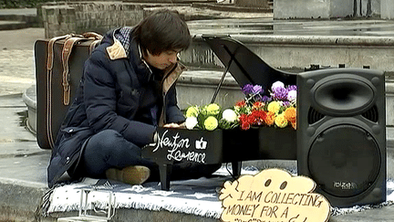 Pianiste, agent de bonheur, briseur de chaines, Newton Lawrence pose son mini piano dans les endroits du monde les plus insolites
 (France 3 / Culturebox)