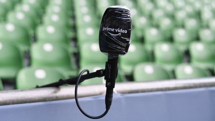 Un micro d'Amazon Prime Vidéo lors d'une diffusion d'un match de barrage de relégation en Bundesliga entre le Werder Brême et le&nbsp;FC Heidenheim, le 2 juillet 2020 (MARVIN IBO GÜNGÖR / GES-SPORTFOTO / DPA PICTURE-ALLIANCE VIA AFP)