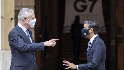 Le ministre français de l'Économie et des Finances, Bruno Le Maire, est accueilli par le chancelier de l'Échiquier britannique, Rishi Sunak, lors de la réunion des ministres des Finances du G7 à Lancaster House, au centre de Londres, le 4 juin 2021. (STEVE REIGATE / AFP)