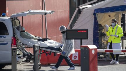 Les patients atteints du Covid-19 affluent dans les services d'urgences d'Île-de-France.&nbsp; (THOMAS SAMSON / AFP)