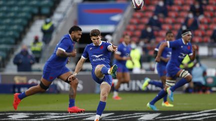 Matthieu Jalibert, l'ouvreur du XV de France, utilise son jeu au pied le 13 mars 2021 à Twickenham (ADRIAN DENNIS / AFP)