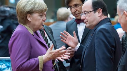 La chanceli&egrave;re allemande, Angela Merkel et le pr&eacute;sident fran&ccedil;ais, Fran&ccedil;ois Hollande, &agrave; l'occasion d'un sommet europ&eacute;en &agrave; Bruxelles, le 15 mars 2013.&nbsp; (BERTRAND LANGLOIS / AFP)