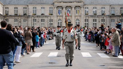 Des militaires paradent lors de la c&eacute;r&eacute;monie d'adieu &agrave; la ville et aux habitants du 8eme r&eacute;giment d'artillerie de Commercy (Meuse), le 22 juin 2013. (MAXPPP)