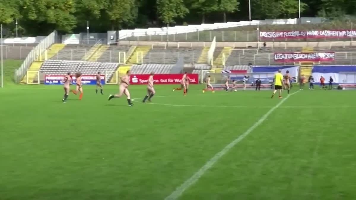 Insolite : un match de football international entre joueurs nus