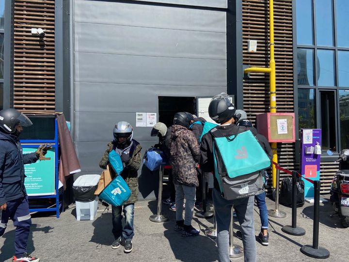 Des livreurs attendent pour récupérer les plats. (JULIETTE FUMEY / RADIOFRANCE)