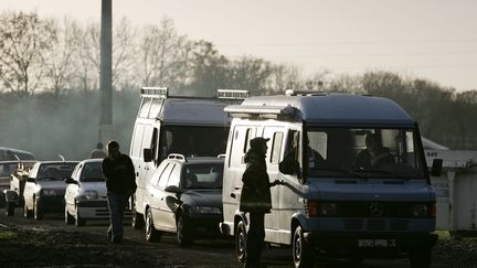 Des personnes arrivent le 08 décembre 2006 sur le site de la Prévalaye en périphérie de Rennes, pour participer à une rave-party. (Photo d'illustration) (DAVID ADEMAS / AFP)