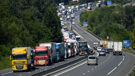 Des embouteillages sur l'autoroute A10 en Indre-et-Loire, le 26 juin 2018. (GUILLAUME SOUVANT / AFP)