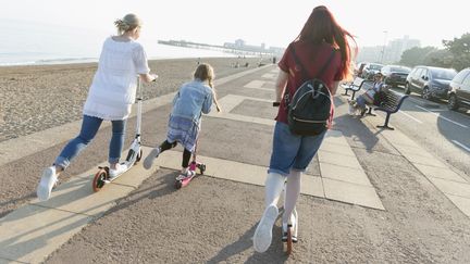 La grande majorité des&nbsp;travaux menés depuis 50 ans ne démontre rien&nbsp;d'atypique chez les&nbsp;enfants qui grandissent dans des familles homoparentales. (CAIA IMAGE / SCIENCE PHOTO LIBRARY / AFP)