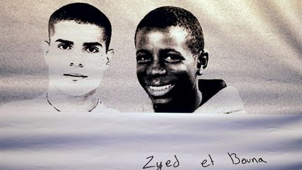 Photo d'un banderole en l'honneur de Bouna Traoré et Zyed Benna, à Clichy-sous-Bois. (AFP PHOTO / JOEL SAGET)