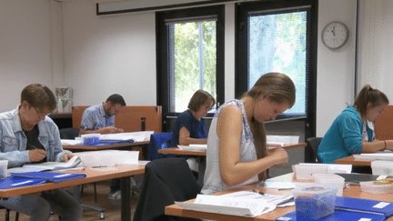 Des candidats passent le test de recrutement par habileté élaboré par Pôle emploi (CAPTURE ECRAN FRANCE 2)