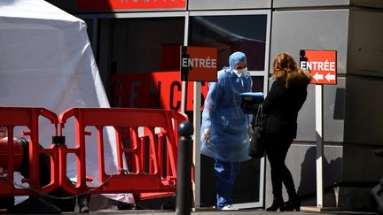 Les urgences de l'hôpital Tenon à Paris n'accueillent quasiment plus que des malades du coronavirus.&nbsp; (FRANCK FIFE / AFP)