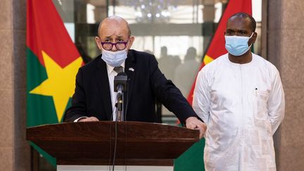 Le ministre des Affaires étrangères,&nbsp;Jean-Yves Le Drian, le 11 juin 2021 à Ouagadougou (Burkina Faso). (OLYMPIA DE MAISMONT / AFP)