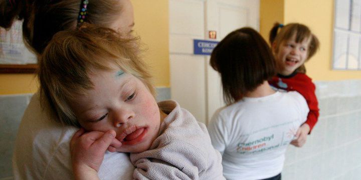 Des bénévoles de l'association Children's Project dans un orphelinat biélorusse, en 2011.

 (Egor Eryomov / RIA Novosti /AFP)